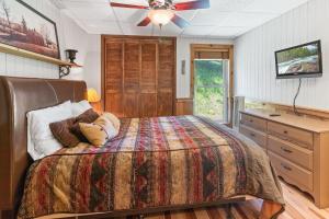 Voodi või voodid majutusasutuse LB105B Cozy Condo Sleeps 6 WiFi Gated Parking NICE toas