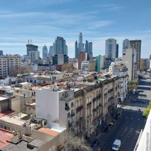 una vista aérea de una ciudad con edificios altos en Muy cómodo Excelente ubicación, en Buenos Aires
