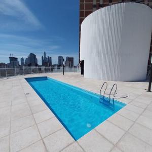 una piscina en la azotea de un edificio en Muy cómodo Excelente ubicación, en Buenos Aires