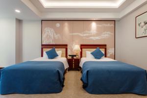 Postel nebo postele na pokoji v ubytování HeBei Cuipingshan Guest House