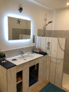 un bagno con lavandino e specchio di Villaloha Deluxe Bray-dunes Beach a Bray-Dunes