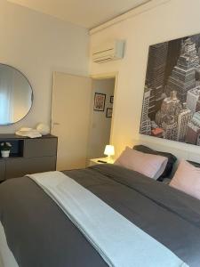 ミラノにあるGS Brera Homeのベッドルーム(大型ベッド1台、鏡付)