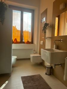 ミラノにあるGS Brera Homeのバスルーム(洗面台、トイレ付)、窓が備わります。 +29枚の写真