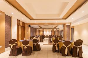 Un salón de banquetes con mesas y sillas en una habitación. en Hotel Verandah, en Itahari