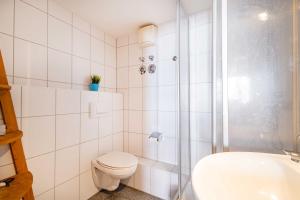 Koupelna v ubytování StayInn Apartments City Center + 16 fotografií