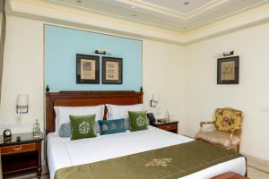 Taj Fateh Prakash Palace Udaipur客房内的一张或多张床位
