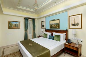 Taj Fateh Prakash Palace Udaipur客房内的一张或多张床位