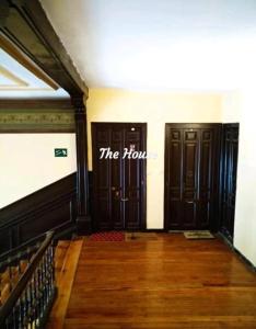 two doors in a building with the home written on them at Casa Relajante en Sol Madrid in Madrid
