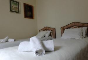 two beds in a room with white towels on them at Casa Relajante en Sol Madrid in Madrid
