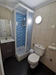 a bathroom with a toilet and a shower and a sink at Casa Relajante en Sol Madrid in Madrid