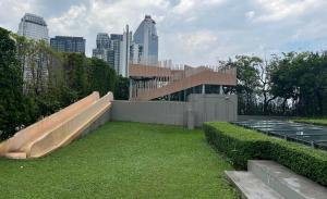 un bâtiment avec banc dans un champ d'herbe dans l'établissement Luxury condo right next to BTS Thonglor!, à Bangkok