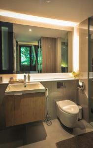 une salle de bains avec toilettes et lavabo dans l'établissement Luxury condo right next to BTS Thonglor!, à Bangkok