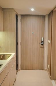 une salle de bain avec une porte en bois avec un lavabo dans l'établissement Luxury condo right next to BTS Thonglor!, à Bangkok 18 autres photos