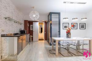 Una cocina con una mesa y sillas en una habitación. en Prassa 3 Boutique Hotel, en Mindelo