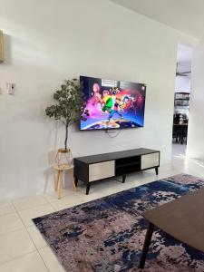 Una televisión o centro de entretenimiento en Homestay Kakak Adek with private pool sempadan Perak,Penang dan Kedah