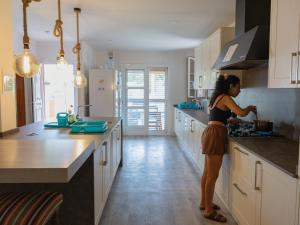 Kuchyňa alebo kuchynka v ubytovaní Duque Nest Hostel