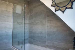 ミルトン・キーンズにある3 Bedroom home in Milton Keynes with Free Parking, WiFi and SKY TVのシャワーとバスタブ付きのバスルーム