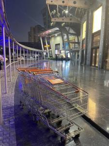 un carro de compras en medio de un centro comercial en Royal Orbit studio, en Noida