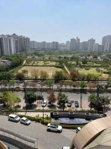 una ciudad con coches aparcados en un estacionamiento en Royal Orbit studio, en Noida