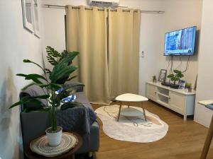 Μια τηλεόραση ή/και κέντρο ψυχαγωγίας στο 1Bedroom Unit in Mesatierra Garden