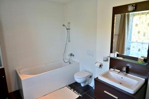 Kúpeľňa v ubytovaní Luxusný apartmán v Hoteli Panorama s výhľadom na hory + 13 fotografií