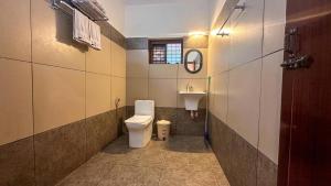 un bagno con un water e un lavandino di Janiro Tea Trees Villas a Vythiri