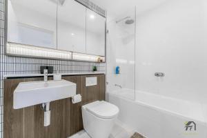 Ένα μπάνιο στο Stylish 3bedroom apartment in Rouse Hill +11 φωτογραφίες