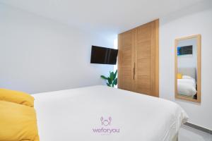 Televízia a/alebo spoločenská miestnosť v ubytovaní weforyou Isla de Poniente 2 Bedrooms and Parking