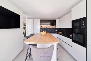 Kuchyňa alebo kuchynka v ubytovaní weforyou Isla de Poniente 2 Bedrooms and Parking