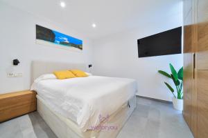 Televízia a/alebo spoločenská miestnosť v ubytovaní weforyou Isla de Poniente 2 Bedrooms and Parking