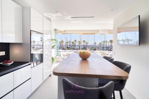 Kuchyňa alebo kuchynka v ubytovaní weforyou Isla de Poniente 2 Bedrooms and Parking