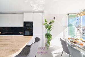 Kuchyňa alebo kuchynka v ubytovaní weforyou Isla de Poniente 2 Bedrooms and Parking