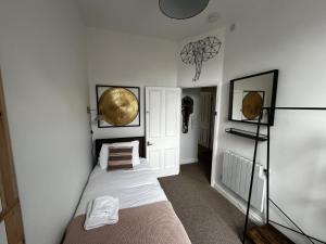 a bedroom with a bed in a room at Nomi Homes*Exeter*City*Centre*Uni*Chiefs*Beaches in Exeter