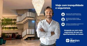 乌贝兰迪亚Hotel Dan Inn Uberlandia By Nacional Inn的站在办公室里,手臂交叉的一个人