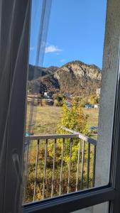 Vista generica sulle montagne o vista sulle montagne dall'interno dell'appartamento