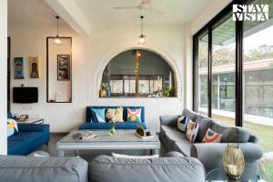 Ruang duduk di StayVista's House Below The Hill - A stylish Mountain-view villa with Pool and Games room +42 gambar
