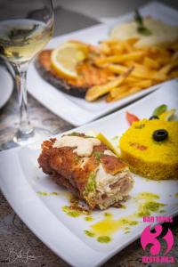 Comida en o cerca de este hotel