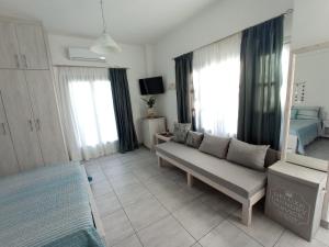 Μια τηλεόραση ή/και κέντρο ψυχαγωγίας στο Santorini Sigala Studios 2