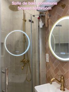 Ένα μπάνιο στο Chambre privée, sdb partagé, Arc de Triomphe, métro 1, T3b, RER c e a