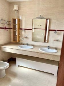 a bathroom with two sinks and a mirror at Estupendo Adosado La Cala de Mijas in La Cala de Mijas +10 photos