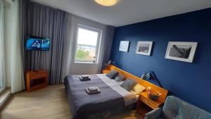 Televízia a/alebo spoločenská miestnosť v ubytovaní Apartament Sympatia Kołobrzeg Etna Polonia 718