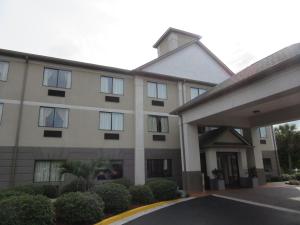 una vista exterior de un hotel en Baymont by Wyndham Columbia Fort Jackson, en Columbia