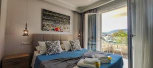 Posteľ alebo postele v izbe v ubytovaní Pelagia Apartment by Kormaris