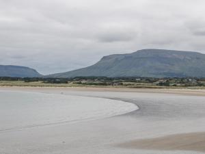 widok na plażę z górą w tle w obiekcie Howards End w mieście Bundoran +9 zdjęć