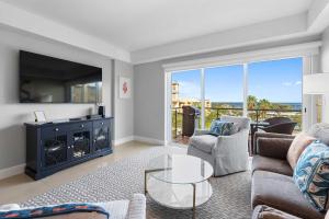 una sala de estar con un sofá y una mesa en Beachfront - Amazing View 2BR condo - A342, en Palm-Eagle Beach