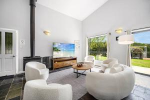 Posezení v ubytování 3BR 1B Home w Private Backyard, Shared Game Room