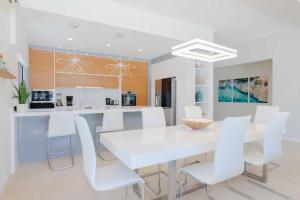 O bucătărie sau chicinetă la CD03 - Private Villa with pool - 5min from Eagle Beach - 4BR house