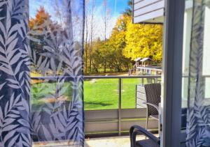 una veranda riparata con vista su un cortile di Wald Apartments im Predigtstuhl Resort a Sankt Englmar Altre 39 foto