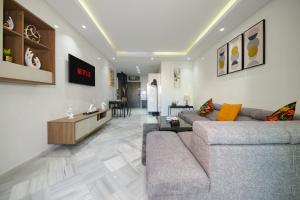 un soggiorno con un divano e un tavolo di La Siesta Beach Resort a Mohammedia