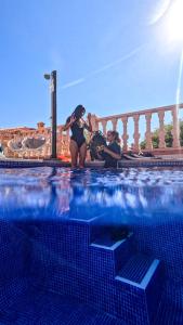 Bazén v ubytovaní Duque Nest Hostel alebo v jeho blízkosti